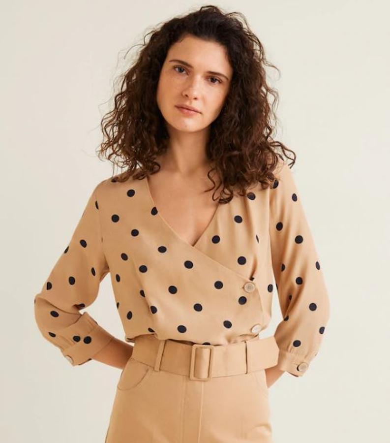 Blusa de lunares en camel y negro de Mango Outlet, (15,99 euros).