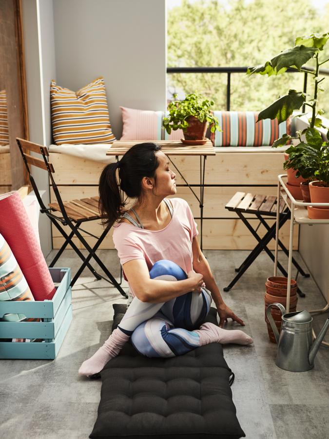 El confinamiento está obligándonos a crear espacios nuevos. Sí, yo hay días que entreno en la cocina. Pero es otra historia. ¿Tienes una terraza de aproximadamente 12 metros cuadrados? ¡Improvisa un pequeño gimnasio! Incluso, tal y como están las cosas, puedes hacer yoga vecinal.