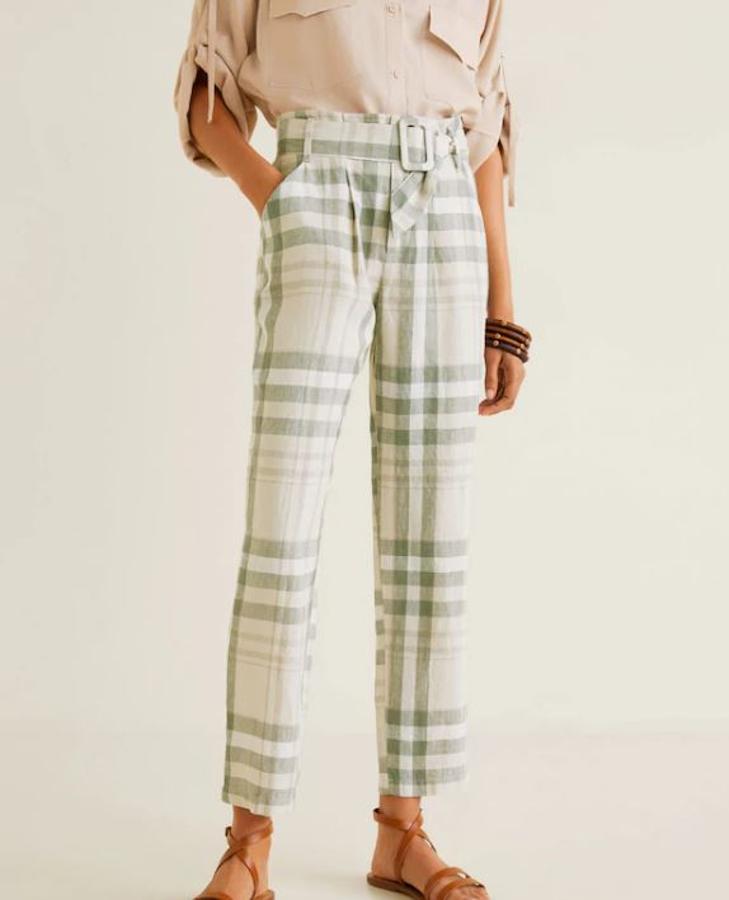 Pantalón de cuadros verdes de lino, de Mango Outlet, (22,99 euros).