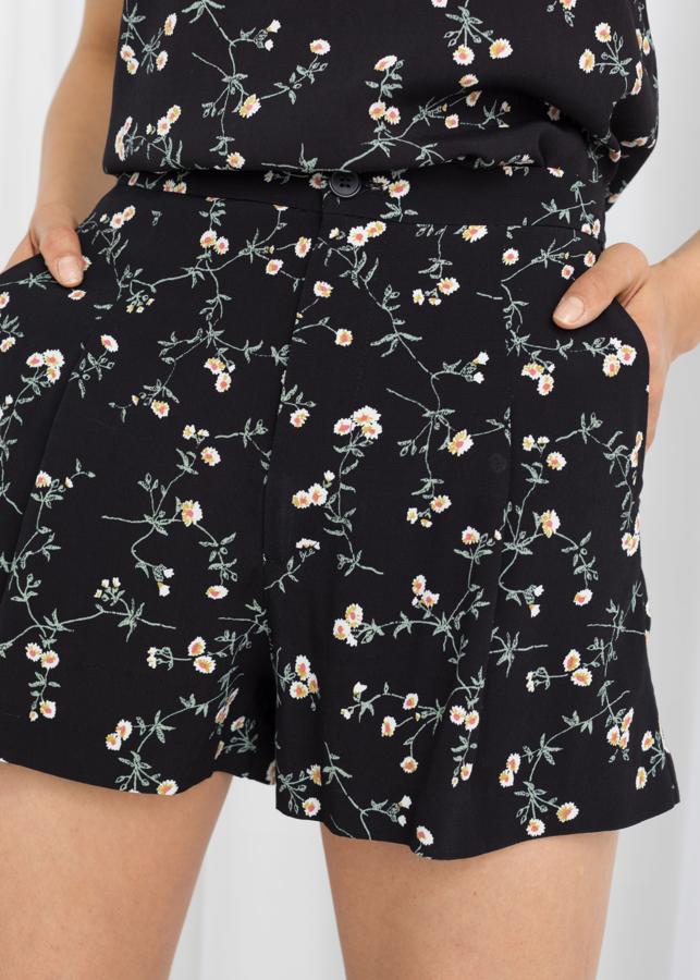 Shorts de tiro alto negros con estampado de flores, de &OtherStories, (49 euros).