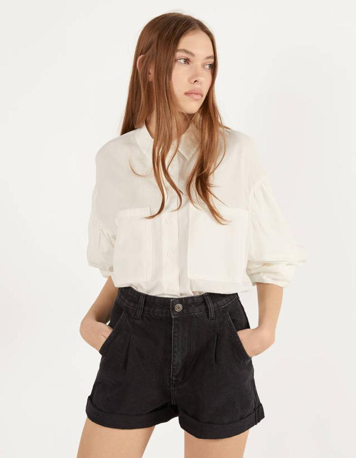 No pueden faltar en su versión denim negro en cualquier armario, de Bershka, (17,99 euros).