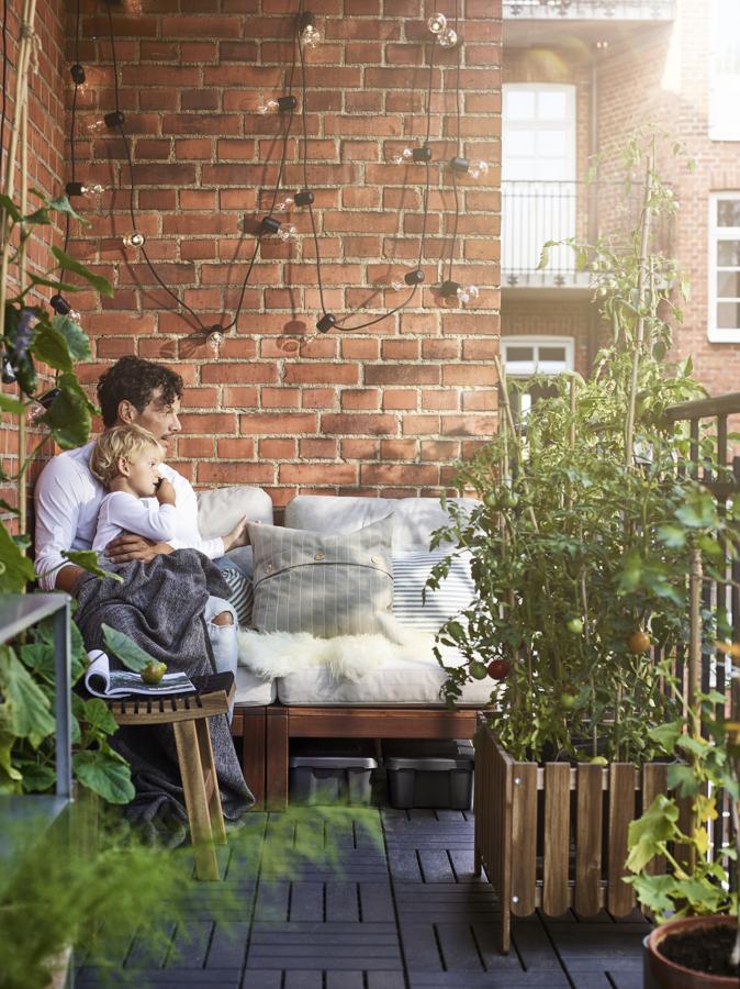 Si tienes una terraza algo amplia en tu piso, puede ser el momento ideal para aprovechar el espacio e instalar un pequeño sofá o asientos cómodos para que los más pequeños tomen el aire y salgan a la "calle". Que no falten los detalles: plantas, plantas, plantas (incluso una tomatera si eres algo mañoso) y bombillitas para cuando anochezca.