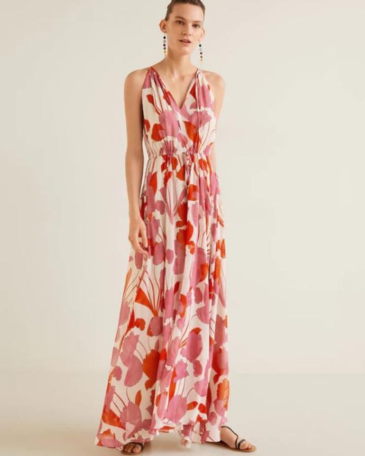 Maxi vestido de flores en rosa y naranja de Mango Outlet, (39,99 euros).