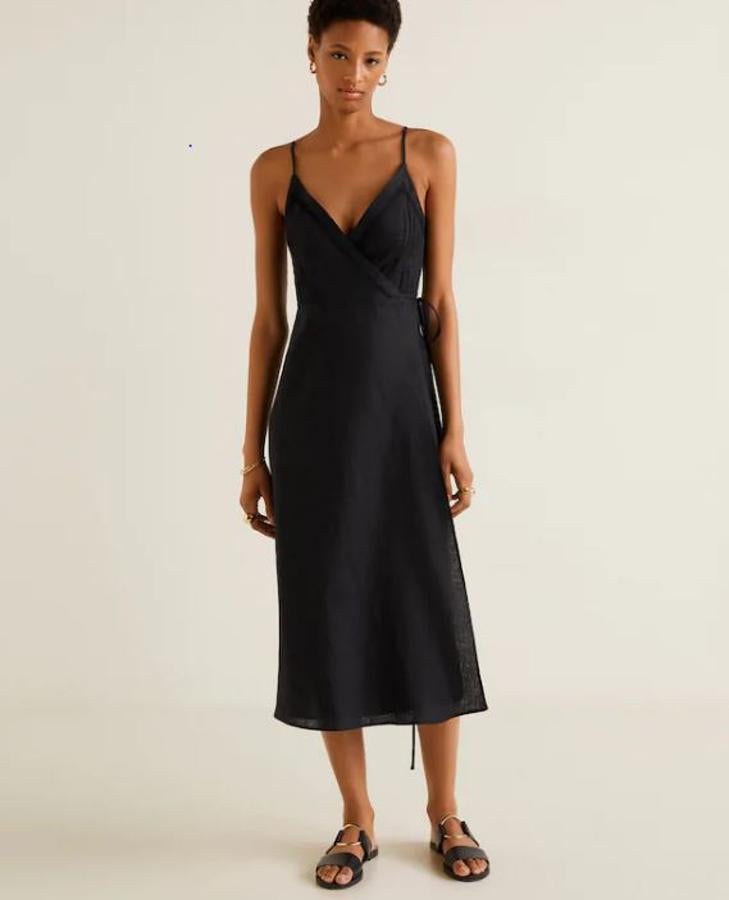 Vestido de satén negro con tirante fino, de Mango Outlet, (39,99 euros).