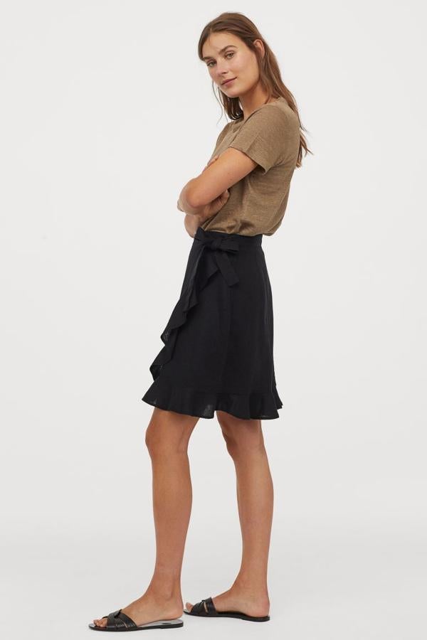 Minifalda negra de lino con volantes (24,99 euros).