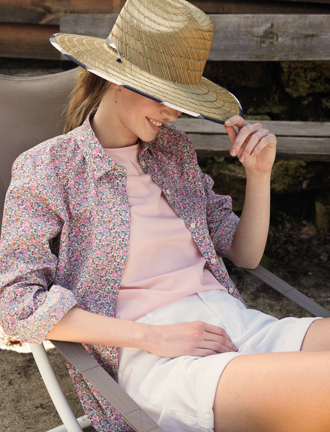 Camisa de algodón, camiseta y pantalón corto, todo de Lloyd’s. El sombrero es de Woolrich y la tumbona, de El Corte Inglés.