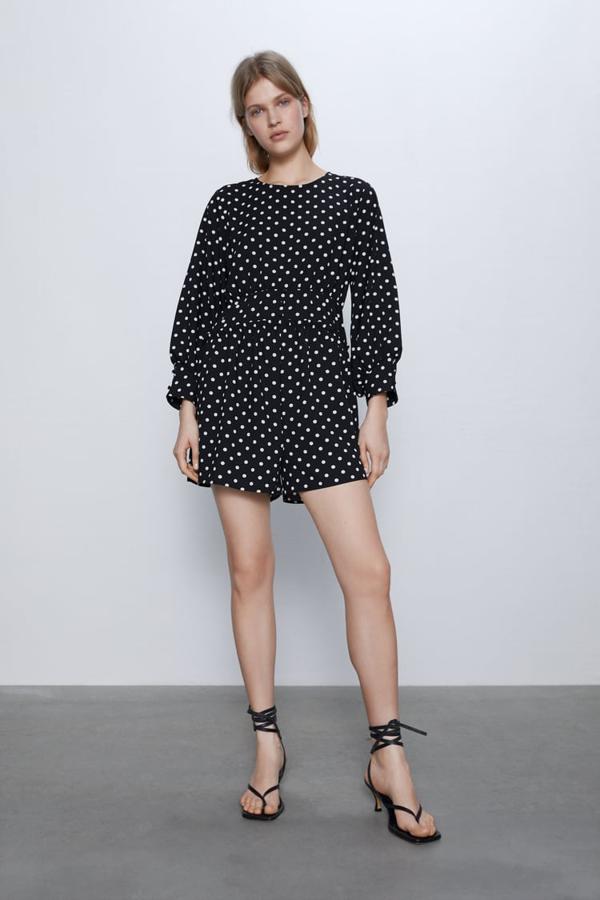 De manga larga y de topos, todo un sueño cumplido para las 'lunarholics'. De Zara, (29,95 euros).