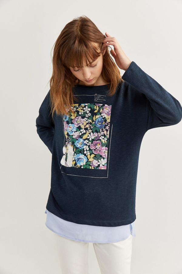 Sudadera azul con dibujo de flores, (25,99 euros).