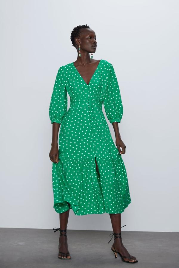 Este vestido de lunares verde pide a gritos un tocado de flores y unas sandalias de tiras. De Zara, (19,99 euros).
