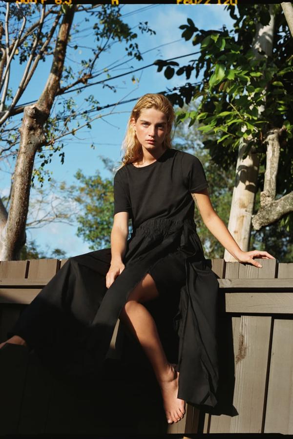 Parecido a la versión en verde musgo, este nego es perfecto si la boda es de tarde e informal. De Zara, (19,95 euros).