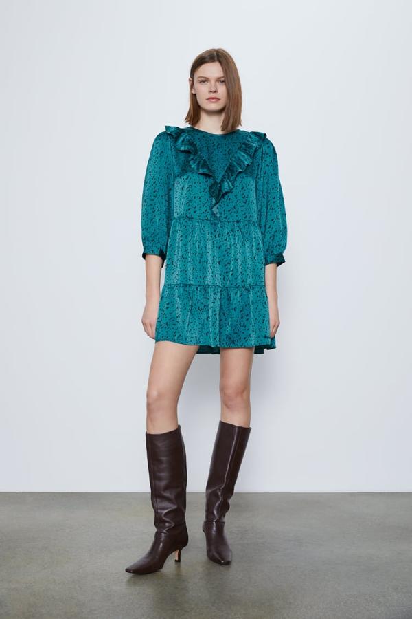 De satén y con volantes en la parte superior, solo necesita una sandalia negra. De Zara, (14,99 euros).