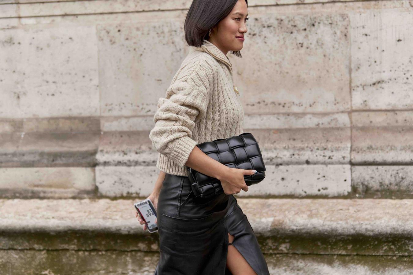 Uno de los ejemplos más claros de cómo el relevo creativo generacional puede insuflar una nueva (e inesperada) vida a marcas asentadas del panorama. La llegada de Daniel Lee a Bottega Veneta a finales de 2018 ha sido el punto de inflexión para la firma italiana, que ha sabido fusionar la artesanía con un enfoque moderno, minimalista y cerebral. La célebre técnica del ‘intrecciato’, seña de la casa desde los años 60, se reformula con un efecto hinchado en este bolso que ocupa el primer puesto en las lista de espera a nivel mundial con estatus de objeto trofeo.