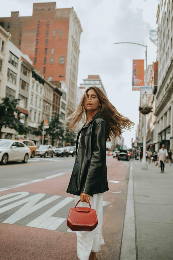 Pocos objetos son tan reconocibles como la cajita roja de Cartier, símbolo inequívoco de la joya que contienen. Dispuestos a decodificar la esencia de su saber hacer, la casa joyera lanzó hace un par de años el bolso Guirlande, que convierte al continente en el verdadero protagonista de la conversación. La mejor forma de convertir lo cotidiano en algo excepcional.