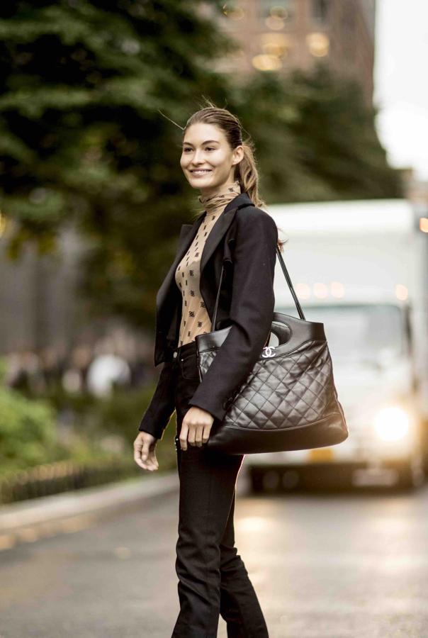 Uno de los últimos capítulos que Karl Lagerfeld aportó a su nutrida y exitosa lista de ocurrencias para la maison. Recurriendo una vez más a la numerología, tan del gusto de su creadora, Coco Chanel, Lagerfeld hizo referencia a la dirección de los talleres así como de la boutique emblema de la enseña en la parisina calle Cambon. Un bolso que exalta ante todo la practicidad ya que su vocación multiusos le aporta hasta tres formas diferentes para llevarlo: como bolso de asa corta, en bandolera y como cartera de mano para la noche, plegado sobre sí mismo.