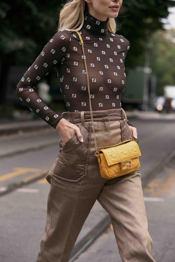 El gran regreso de la temporada y el guiño a los años 2000 que la nostalgia millenial tanto necesitaba. Creado en 1997 por Silvia Venturini, el bolso, llamado así porque se lleva colgado bajo el brazo como si fuera la susodicha barra de pan francés, tuvo hasta su propio capítulo de Sexo en Nueva York, y resurge declinado en cientos de formatos, del tamaño mini al maxi (incluso como riñonera), todos los colores imaginables del catálogo Pantone y acabados de piel, en relieve, de rafia trenzada o vinilo transparente.