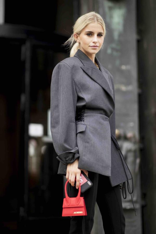 Ridículamente pequeño, de acuerdo, pero con un poder de acaparar atención inusitado. Lo que el diseñador francés Simon Porte Jacquemus ha conseguido en muy pocas temporadas es un fenómeno digno de estudio. Un maestro viralizando tendencias y propuestas estéticas que han obligado a muchas a plantearse lo que es verdaderamente importante llevar en el bolso.