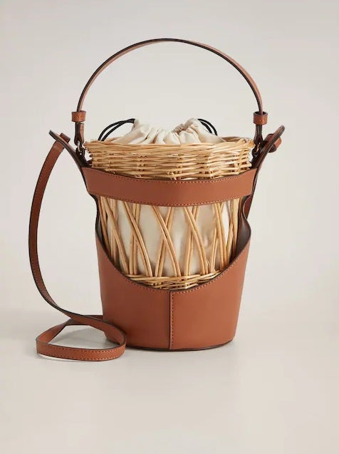 Bolso tipo saco de madera. Un best seller del street style (39,99 euros).