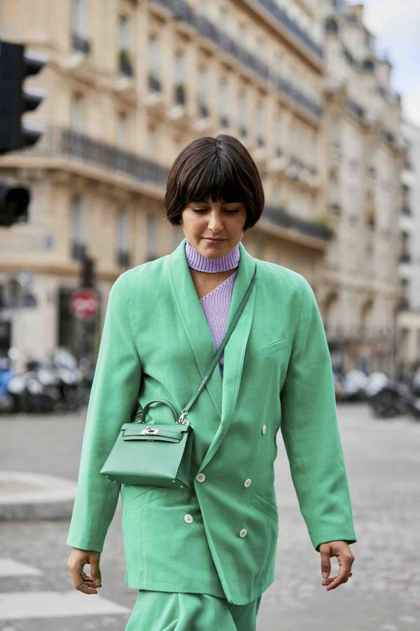 Si tras noventa años de existencia este bolso no presenta síntomas de agotamiento, por algo será. Popularizado (y rebautizado después en su honor) a manos de Grace Kelly a finales de los años 50, el diseño de Robert Dumas ha sufrido imperceptibles cambios a lo largo de su historia que pasan por alteraciones en el tamaño hasta un sinfín de tejidos y colores. Para las nuevas generaciones el tamaño XS cruzado en bandolera sea quizás su versión más funcional.