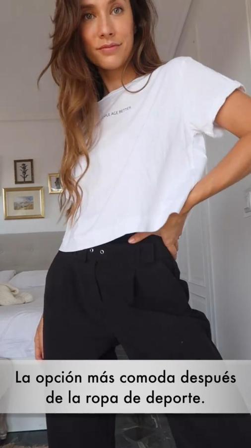 Escoge unos de talle alto que no te queden demasiado ajustados y combínalo con una camiseta básica.