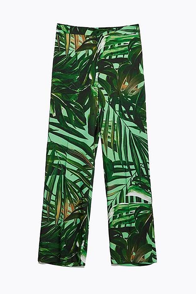 Pantalón con estampado de hojas, de Zara.