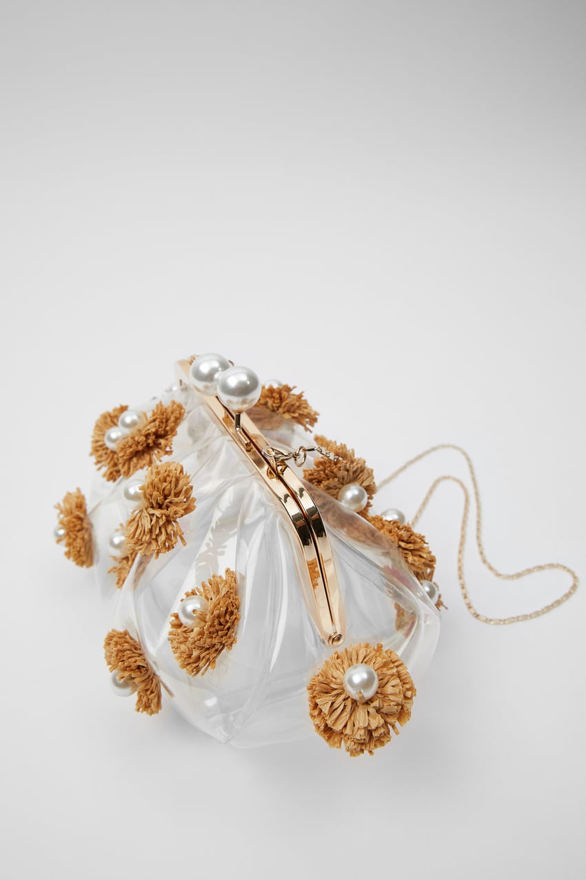 La obsesión por enseñar todo lo que llevas dentro del bolso se mantiene viva este verano gracias al vinilo y a diseños tan originales como este con flores y perlas bordadas de Zara. Solo apto para atrevidas. (29,95 euros).