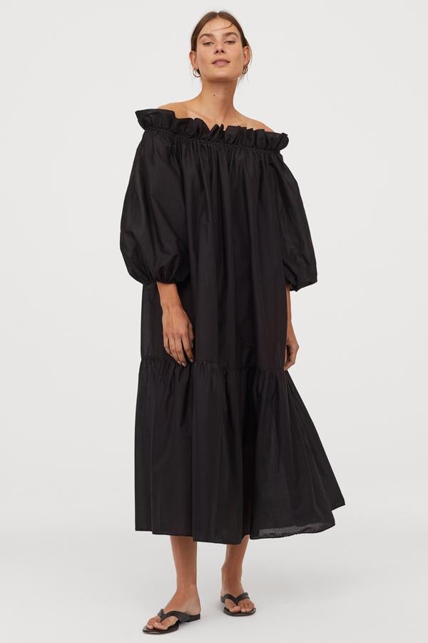 Perfecto para disimular kilos de más, este vestido suelto con escote barco es de H&M (29,99 euros).