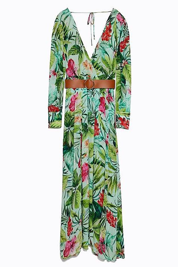 Vestido largo de Zara con estampado tropical (59,95 euros).