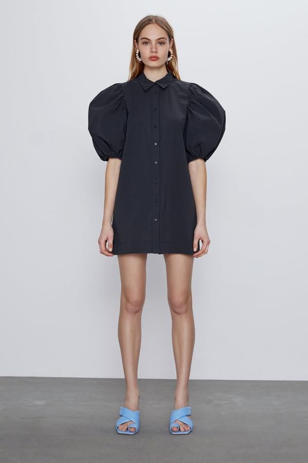 Vestido negro mini de corte camisero con mangas volumen, de Zara (29,95 euros).