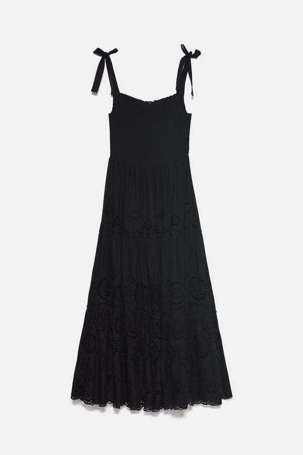 Las más románticas encuentran en Zara su vestido ideal, de tirantes que se atan con un lazo y calados en el cuerpo (39,95 euros).