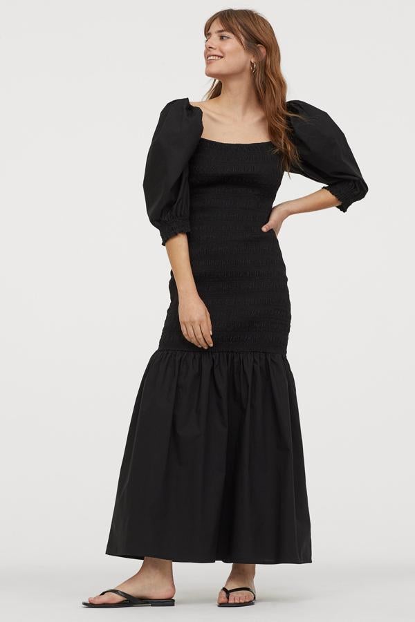Vestido negro con el cuerpo fruncido y mangas de farol, de H&M (39,99 euros):