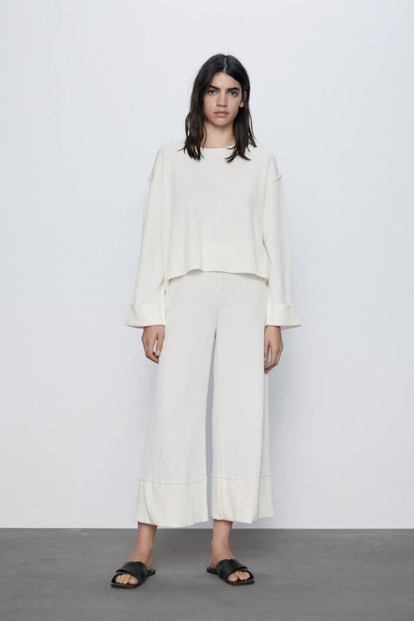 De tiro alto con cintura elástica, en Zara hemos encontrado este pantalón de canalé en color blanco. Tiene un precio de 19,95 euros y está disponible en las tallas S, M y L.