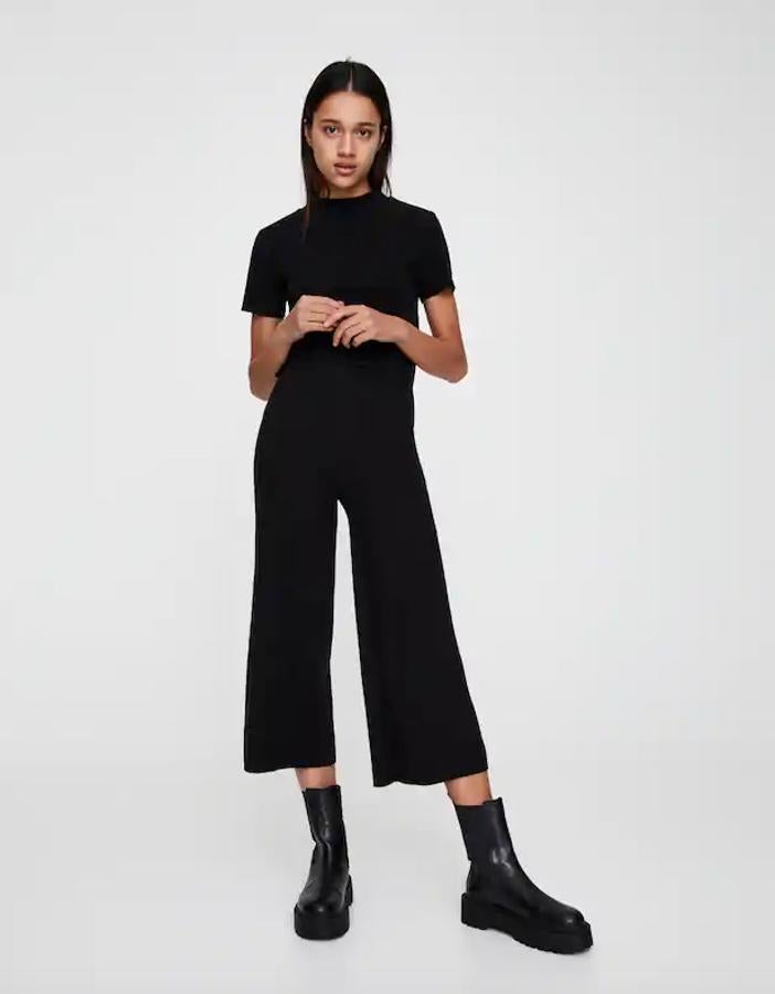 En Pull&Bear han apostado por el color negro con uno de los diseños más veraniegos de las colecciones, el culotte. Cuesta 17,99 euros y solo está disponible en la talla M.