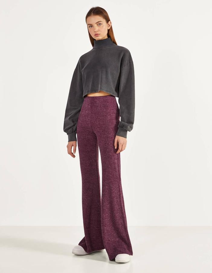 En Bershka también han apostado por el morado con brillos para este pantalón flare fit con tiro alto, cintura elástica y acampanado a partir de la rodilla. De 17,99 euros ha pasado a 10,79 euros y solo queda en las tallas XS y M.