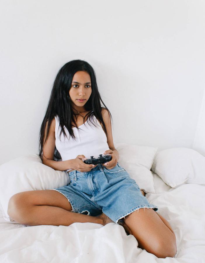 Las bermudas llegaron en primavera y despuntaron en su versión de traje. Este verano también se llevarán en tejido vaquero como estas de Bershka (25,99 euros). ¡Arriésgate!