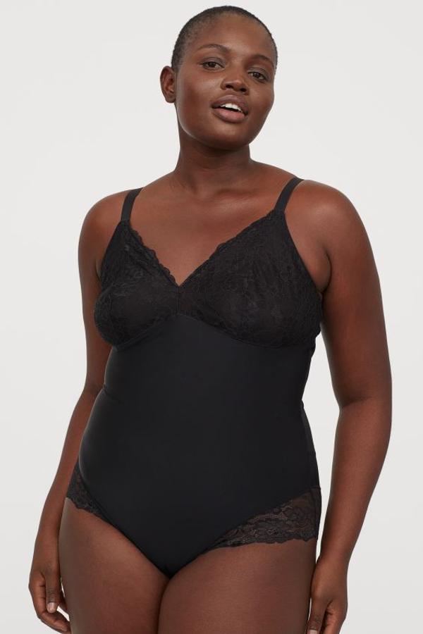 En negro y con sujeción en la parte del abdomen es ideal si tienes el pecho grande. De H&M, (29,99 euros).