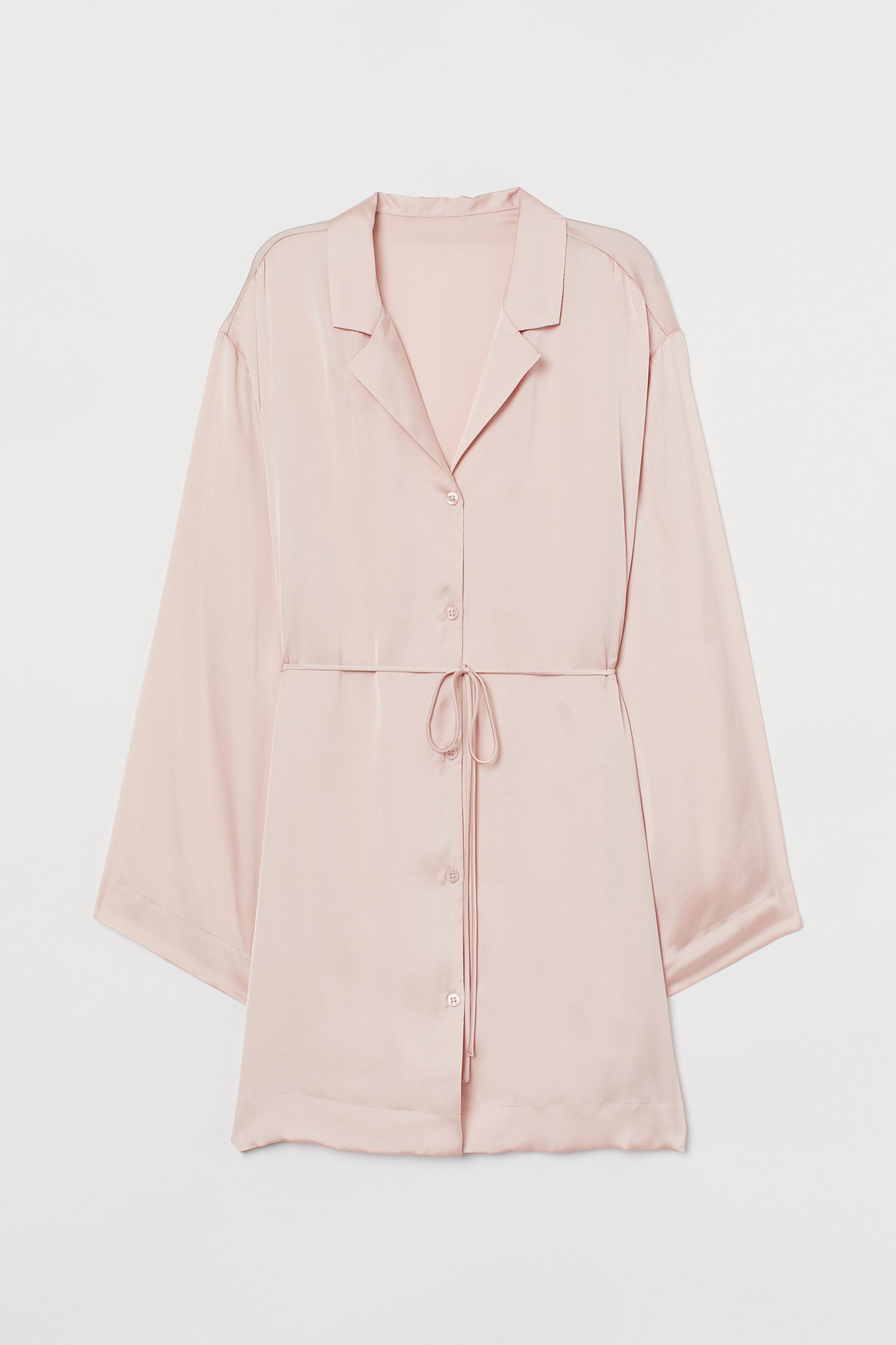 Camisa de pijama con tejido de satén de corte XXL con cinturón, ideal para todas las figuras. (19,99 euros).