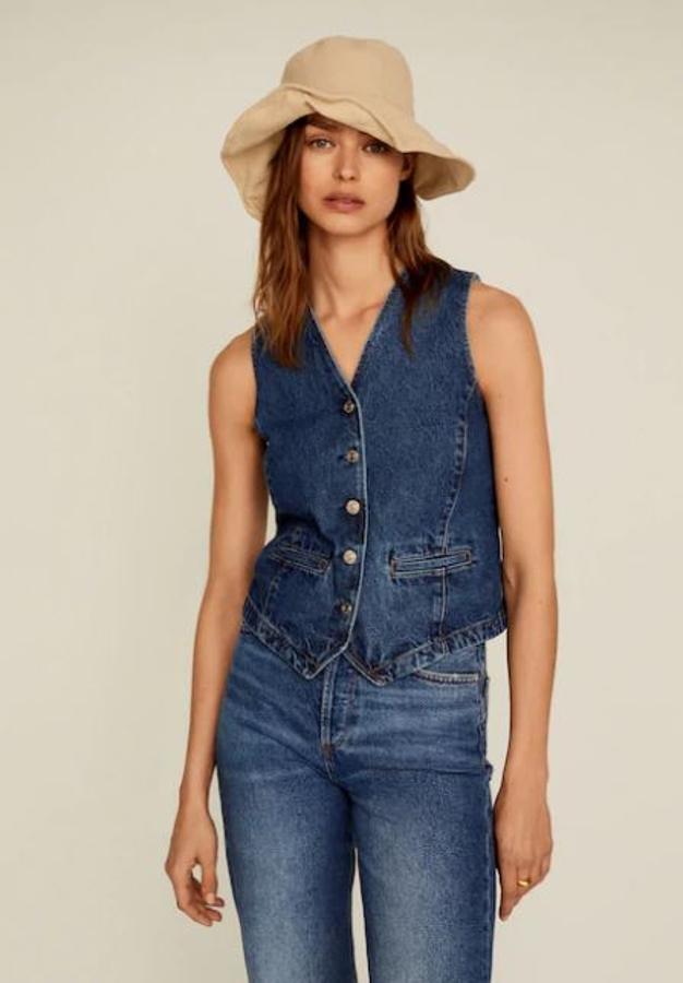 Si te apetece un total look en denim, con este chaleco entallado con un patrón de los de toda la vida, lo conseguirás. Es de Mango (29,99 euros).