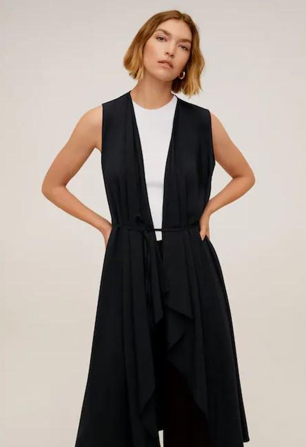 Esta propuesta de Mango es una de las más elegantes. Largo, fluido y con un cinturón fino del mimso tejido (49,99 euros).