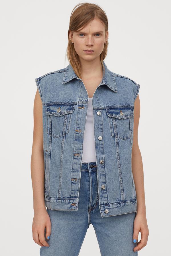 ¿Te apetece un chaleco vaquero? Este de H&M (19,99 euros) quedará ideal con una  cazadora de color, también vaquera , debajo. Truco de experta.