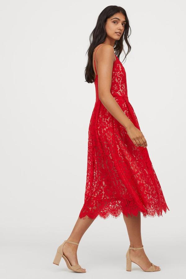 Vestido midi de invitada de encaje de H&M (69,99 euros).