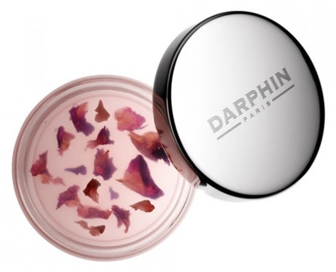 Bálsamo  Darphin Petal Infusion , un cóctel natural apto para veganos y pieles maduras hecho a base de semillas de uva y albaricoque, y pétalos de rosa que nutren y alisan en profundidad. También se puede utilizar para las mejillas. (18,42 euros).