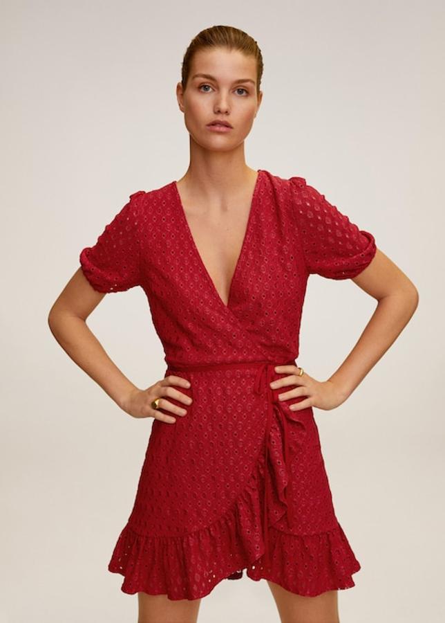 Minivestido cruzado con tejido troquelado, de Mango (25,99 euros).