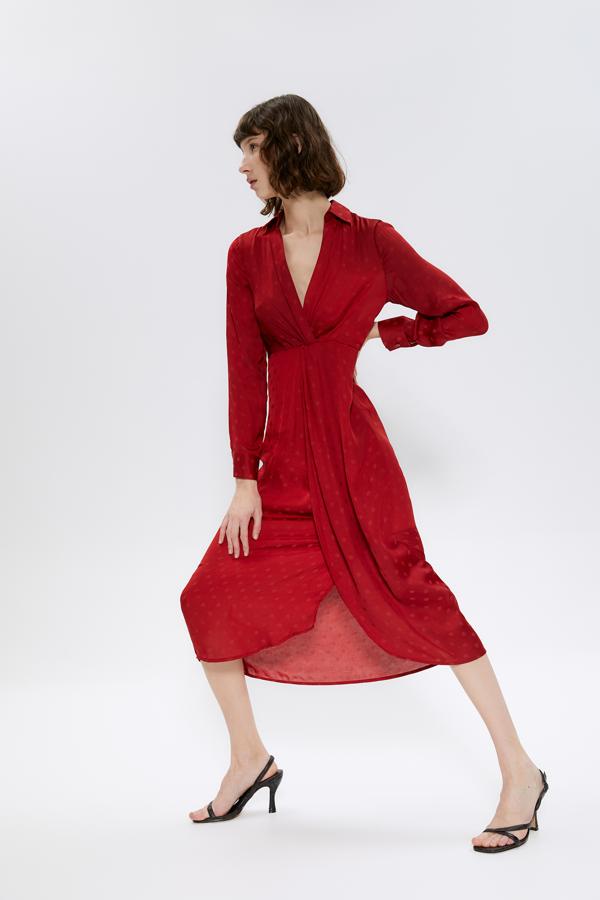 Vestido largo de jacquard y escote en pico cruzado de Sfera (25,99 euros).