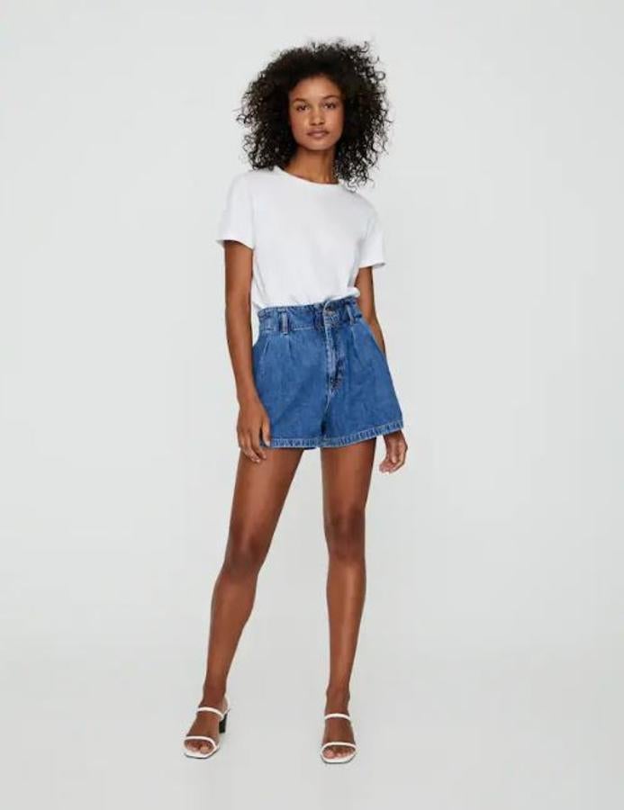 Pull&Bear también ha sacado sus pantalones vaqueros paper bag con un modelo con goma en la cintura (22,99 euros).