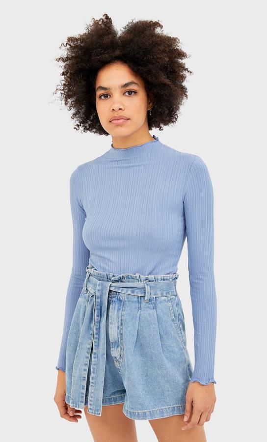 El modelo paper bag de Stradivarius viene con un cinturón vaquero a modo de lazada y en color claro (17,99 euros).