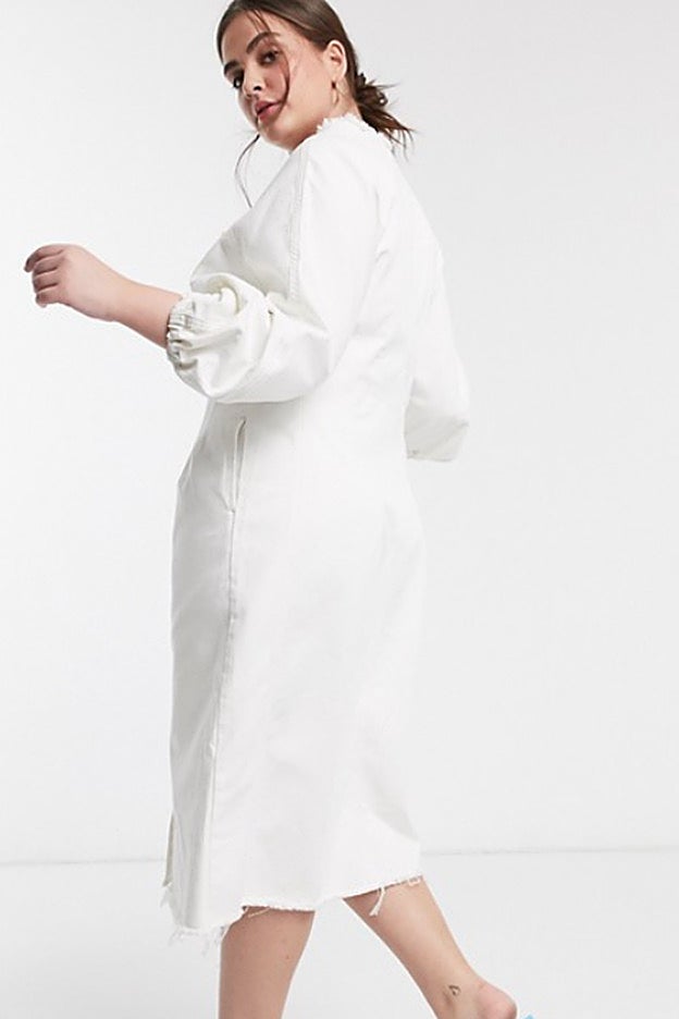 El entallado de este vestido de Asos Design se ve perfectamente también en la espalda.