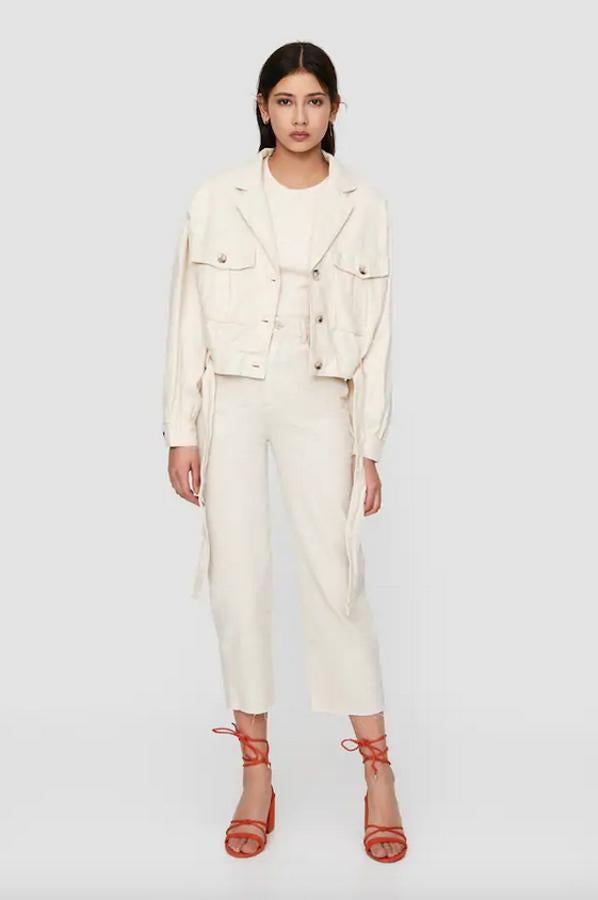 Otra bonita propuesta de Pull&Bear son estas sandalias en color coral con tiras dobles cruzadas y recta en el empeine y lazada en el tobillo. Cuestan 25,99 euros y están disponibles entre los números 35 y 41.