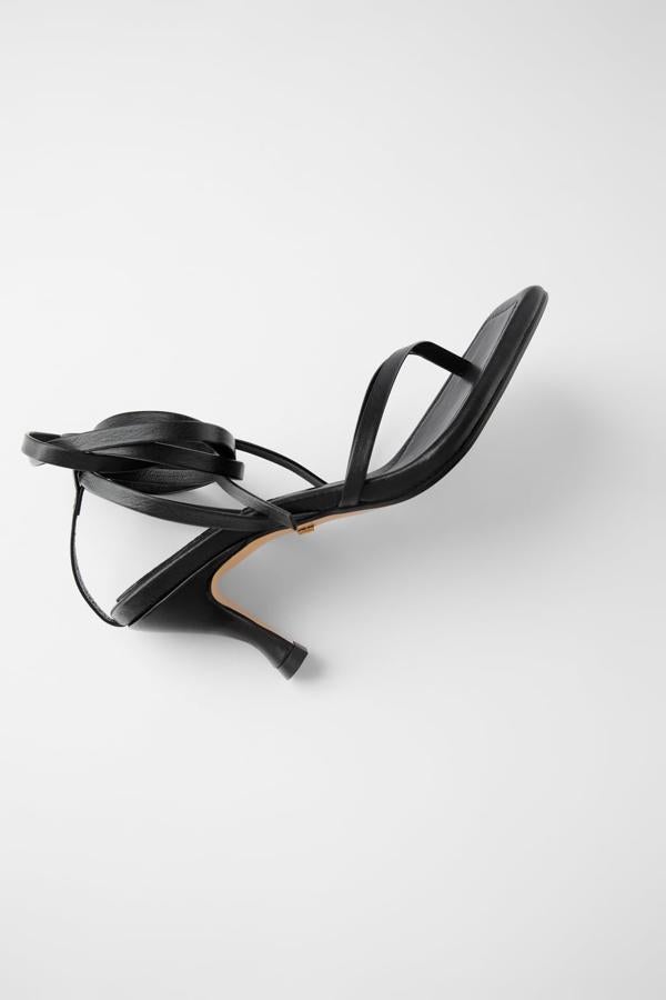 En Zara han apostado por el negro para estas bonitas sandalias con dos tiras finas en el empeine y tacón medio forrado. Son sostenibles, cuestan 49,95 euros y están disponibles entre los números 35 y 41.