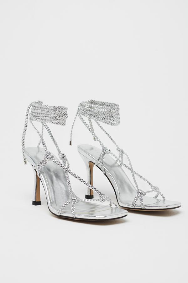 Con tiras trenzadas y color plateado, estas sandalias pertenecen al catálogo de Sfera y tienen un precio de 29,99 euros. Están disponibles entre los números 36 y 41.