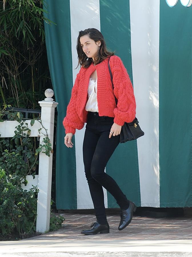 Como todas nosotras, Ana también ha caído rendida ante una buena chaqueta cárdigan, en este caso, en uno tono rojo ideal que combina con unos pitillo negros y unos zapatos de cordones. Será que les tiene cariño  como su personaje de 'Puñales por la espalda'.